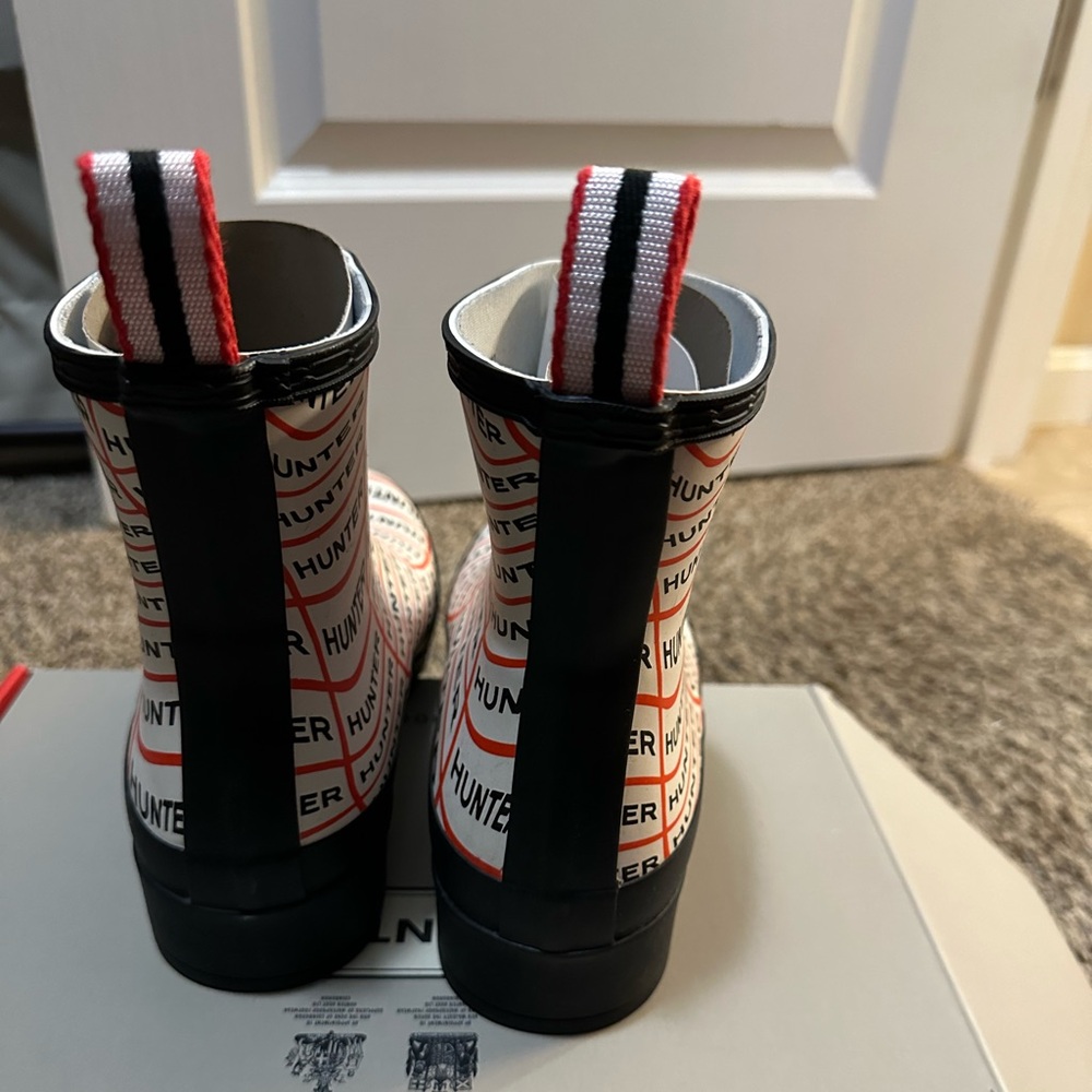 Hunter rain boots size 7 like new Red white and blue
